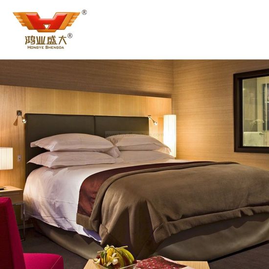Современная мебель для спальни с кроватью в роскошном отеле
