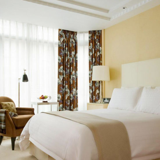 Выполненная на заказ пятизвездочная современная роскошная теплая серая спальня отеля